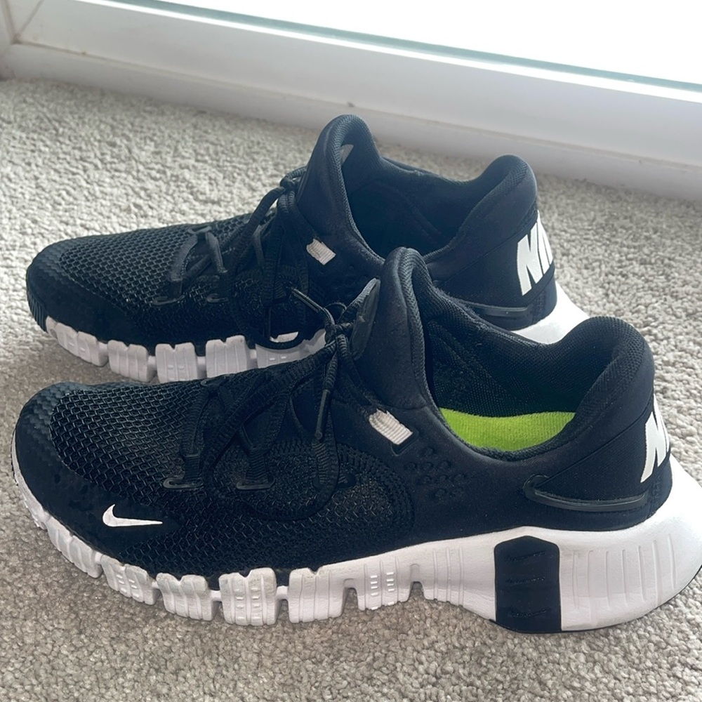 Nike Women’s Free Metcon 4 black with white sole size 10